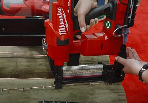 Milwaukee m18 2025 cordless staple gun